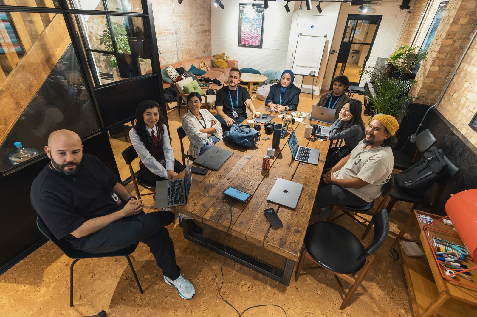 L'équipe VendrNova collabore autour d'une table