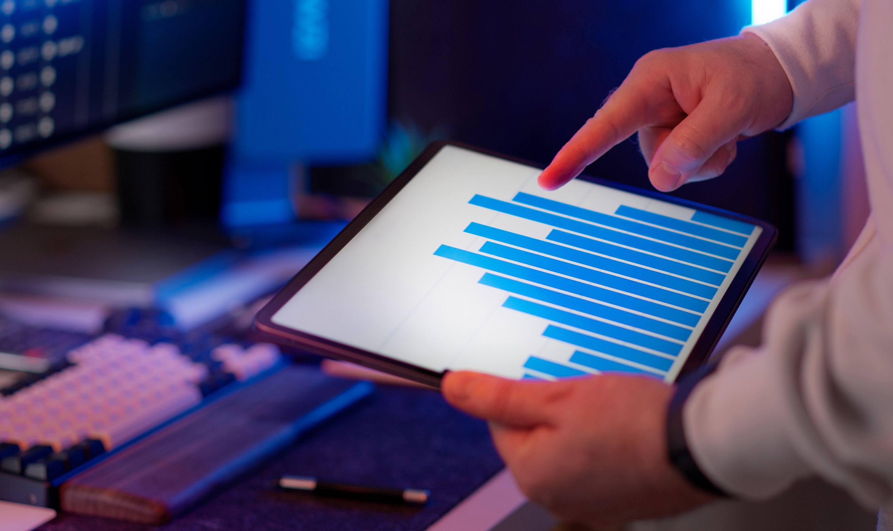 Gros plan d'une tablette utilisée pour examiner des données dans un espace de travail technologique