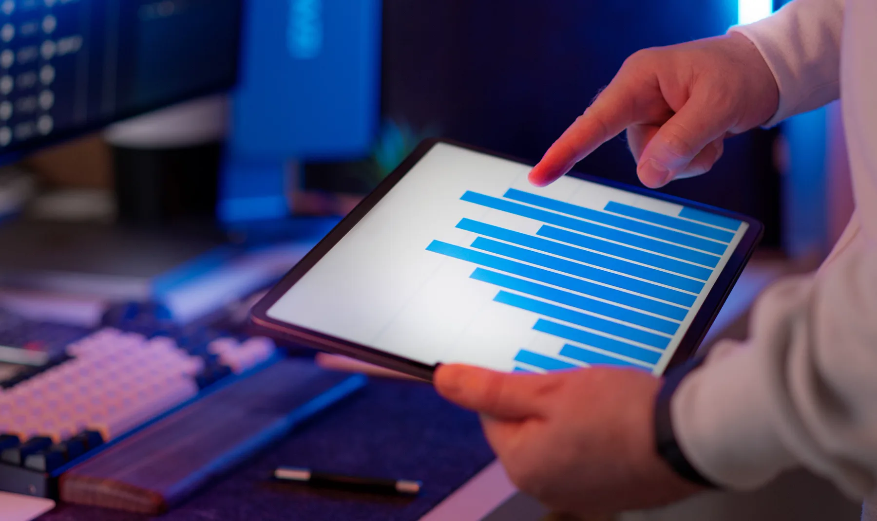 Gros plan d'une tablette utilisée pour examiner des données dans un espace de travail technologique